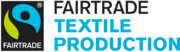 Fairtrade-Siegel mit der Ergänzung "Fairtrade Textile Production" rechts neben dem Siegel