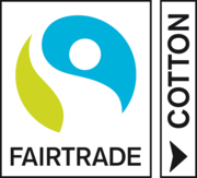 Weißes Fairtrade-Siegel mit der Ergänzung Cotton und einem Pfeil nach rechts