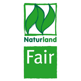 Siegel Naturland Fair, Farben: grün und weiß, Gestaltungselemente; drei gewundene Pflanzenblätter, Anordnung hochkant