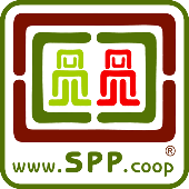 Siegel mit zwei menschlichen Figuren, die von einer eckigen Klammer in Grün und zwei eckigen Klammern in Rot umgeben sind; darunter der Text "www.SPP.coop"