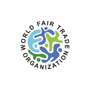 Siegel World Fair Trade Organization; Gestaltungselement: ineinander verwobene menschliche Figuren; Farben: Blau- und Grüntöne, Text schwarz