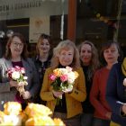 6 Frauen mit Blumensträußen in den Händen, im Vordergrund ein gelber Rosenstrauß